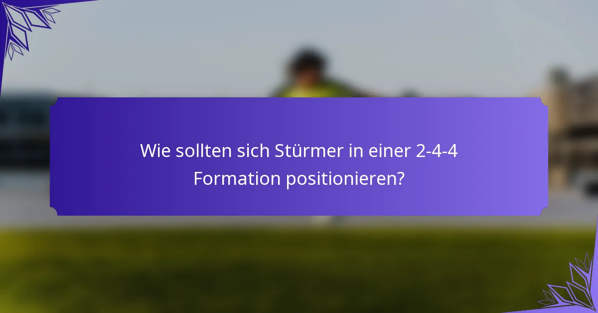 Wie sollten sich Stürmer in einer 2-4-4 Formation positionieren?